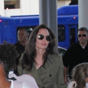 Exclusif - Angelina Jolie arrive à l' aéroport de Los Angeles avec ses enfants Le 17 Juin 2017