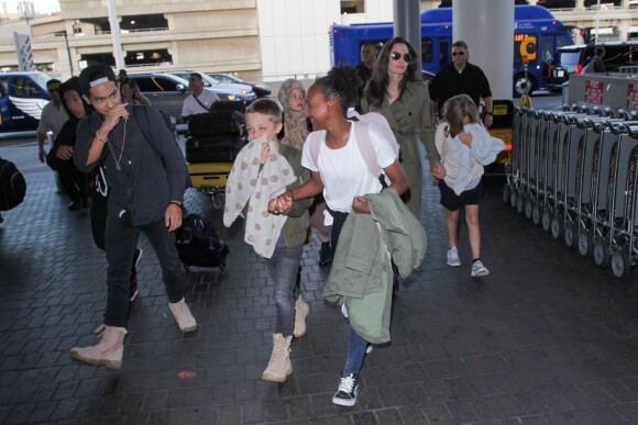 Exclusif - Angelina Jolie arrive à l' aéroport de Los Angeles avec ses enfants Le 17 Juin 2017