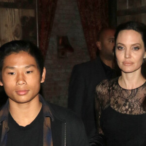 Pax Thien Jolie-Pitt et sa mère Angelina Jolie sortent du restaurant Tao à Los Angeles, le 14 mai 2017.