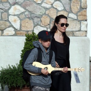 Exclusif - Angelina Jolie et sa fille Shiloh, escortées par un garde du corps, vont faire des courses au supermarché puis passent acheter une guitare pour Shiloh chez Guitar Center. Los Angeles, le 24 avril 2017.