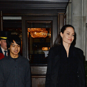 Angelina Jolie et son fils Maddox sortent à pied de leur hôtel de Londres pour se rendre au palais de Buckingham le 14 mars 2017.