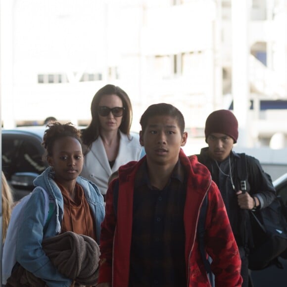 Angelina Jolie et ses enfants, Shiloh Jolie-Pitt, Maddox Jolie-Pitt, Pax Jolie-Pitt, Zahara Jolie-Pitt, Vivienne Jolie-Pitt et Knox Jolie-Pitt arrivent à l'aéroport LAX de Los Angeles, Calirfornie, Etats-Unis, le 11 mars 2017.