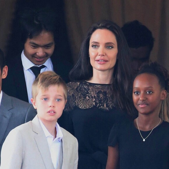 Exclusif - Pax, Shiloh, Zahara et Vivienne Jolie-Pitt - Angelina Jolie, radieuse et souriante, rend visite au roi du Cambodge Norodom Sihamoni pour la projection de son film accompagnée de ses six enfants à Siem Reap le 18 février 2017.