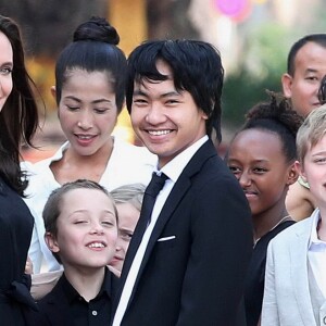 Exclusif - Pax, Knox, Vivienne, Maddox, Zahara et Shiloh Jolie-Pitt - Angelina Jolie, radieuse et souriante, rend visite au roi du Cambodge Norodom Sihamoni pour la projection de son film accompagnée de ses six enfants à Siem Reap le 18 février 2017.