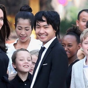 Exclusif - Pax, Knox, Vivienne, Maddox, Zahara et Shiloh Jolie-Pitt - Angelina Jolie, radieuse et souriante, rend visite au roi du Cambodge Norodom Sihamoni pour la projection de son film accompagnée de ses six enfants à Siem Reap le 18 février 2017.