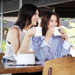 Kendall Jenner et Bella Hadid figurent sur la campagne automne 2017 d'Ochirly. Juillet 2017.