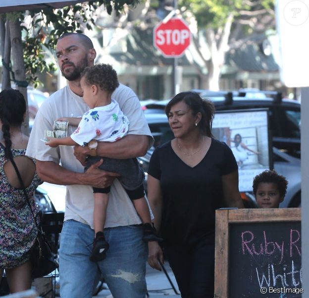 Exclusif - L'acteur Jesse Williams est allé déjeuner avec ses enfants Sadie et Maceo, dont il tente d'obtenir la garde après son divorce. Le 21 juillet 2017