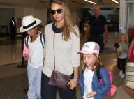 Jessica Alba enceinte : Maman poule de retour de vacances avec ses filles