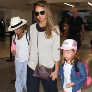 Jessica Alba enceinte arrive avec ses filles Honor et Haven à l'aéroport de LAX à Los Angeles, le 24 juillet 2017