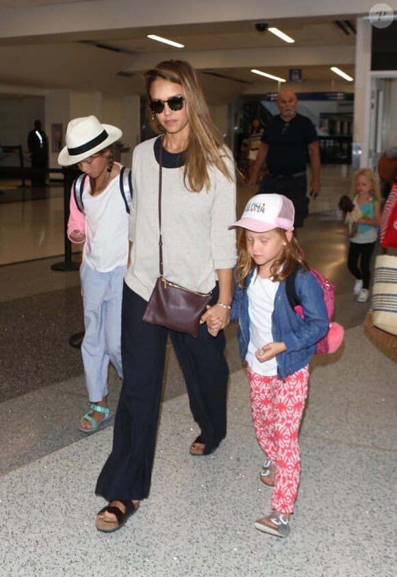 Jessica Alba enceinte arrive avec ses filles Honor et Haven à l'aéroport de LAX à Los Angeles, le 24 juillet 2017