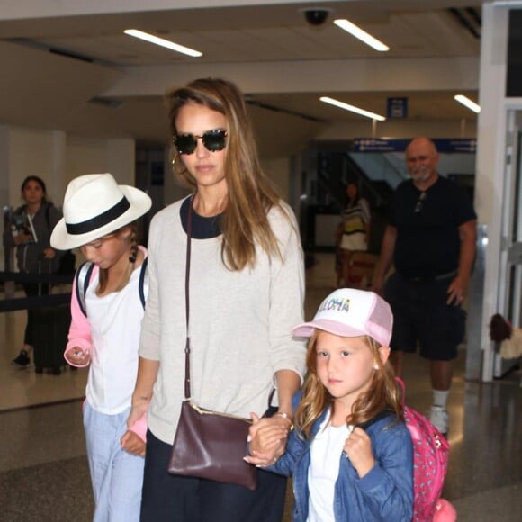 Jessica Alba enceinte arrive avec ses filles Honor et Haven à l'aéroport de LAX à Los Angeles, le 24 juillet 2017 