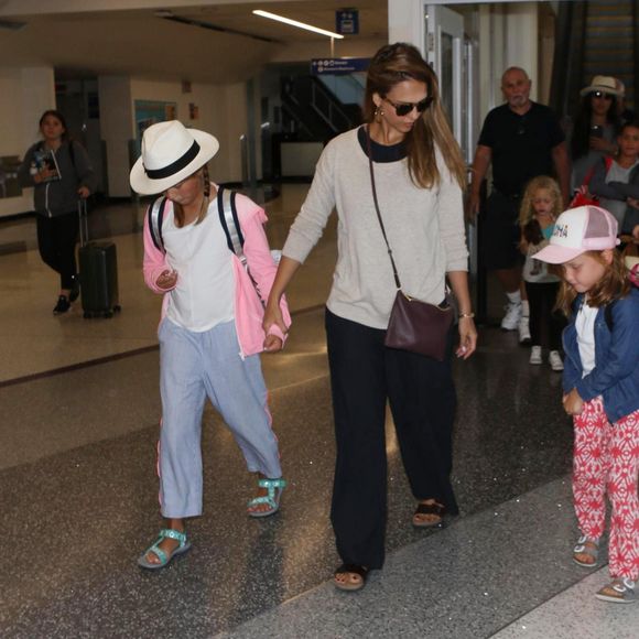 Jessica Alba enceinte arrive avec ses filles Honor et Haven à l'aéroport de LAX à Los Angeles, le 24 juillet 2017 