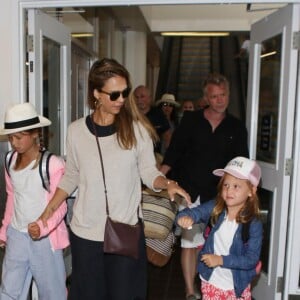 Jessica Alba enceinte arrive avec ses filles Honor et Haven à l'aéroport de LAX à Los Angeles, le 24 juillet 2017 