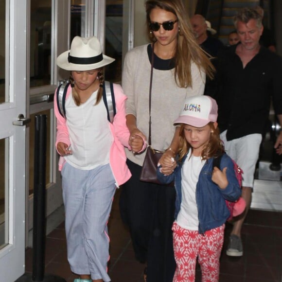 Jessica Alba enceinte arrive avec ses filles Honor et Haven à l'aéroport de LAX à Los Angeles, le 24 juillet 2017 