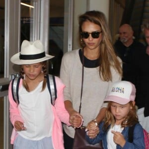 Jessica Alba enceinte arrive avec ses filles Honor et Haven à l'aéroport de LAX à Los Angeles, le 24 juillet 2017 