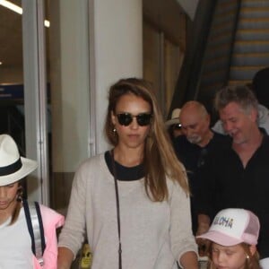 Jessica Alba enceinte arrive avec ses filles Honor et Haven à l'aéroport de LAX à Los Angeles, le 24 juillet 2017 