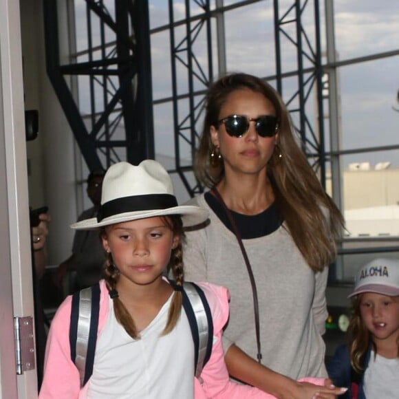 Jessica Alba enceinte arrive avec ses filles Honor et Haven à l'aéroport de LAX à Los Angeles, le 24 juillet 2017 