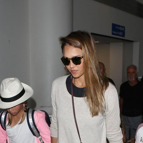 Jessica Alba enceinte arrive avec ses filles Honor et Haven à l'aéroport de LAX à Los Angeles, le 24 juillet 2017 