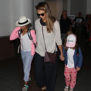 Jessica Alba enceinte arrive avec ses filles Honor et Haven à l'aéroport de LAX à Los Angeles, le 24 juillet 2017 