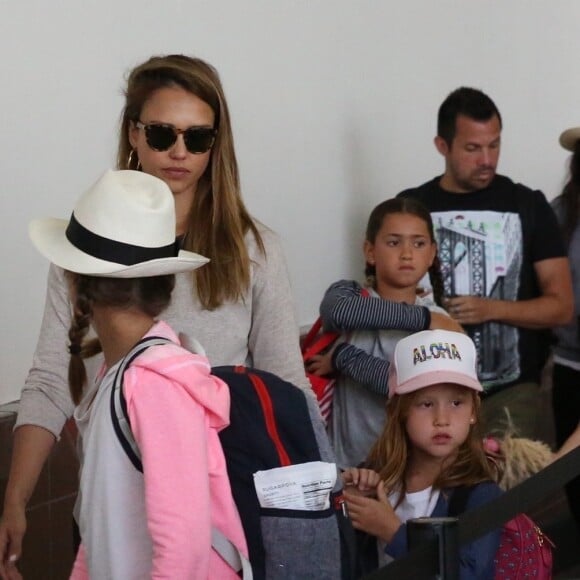 Jessica Alba enceinte arrive avec ses filles Honor et Haven à l'aéroport de LAX à Los Angeles, le 24 juillet 2017 