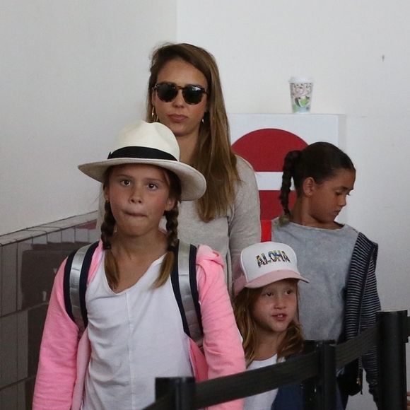 Jessica Alba enceinte arrive avec ses filles Honor et Haven à l'aéroport de LAX à Los Angeles, le 24 juillet 2017 