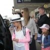 Jessica Alba enceinte arrive avec ses filles Honor et Haven à l'aéroport de LAX à Los Angeles, le 24 juillet 2017 