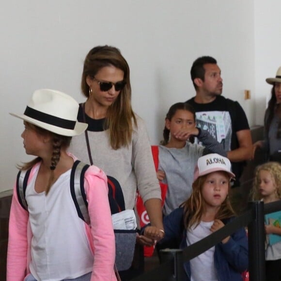 Jessica Alba enceinte arrive avec ses filles Honor et Haven à l'aéroport de LAX à Los Angeles, le 24 juillet 2017 