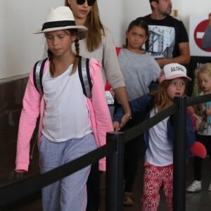 Jessica Alba enceinte arrive avec ses filles Honor et Haven à l'aéroport de LAX à Los Angeles, le 24 juillet 2017 