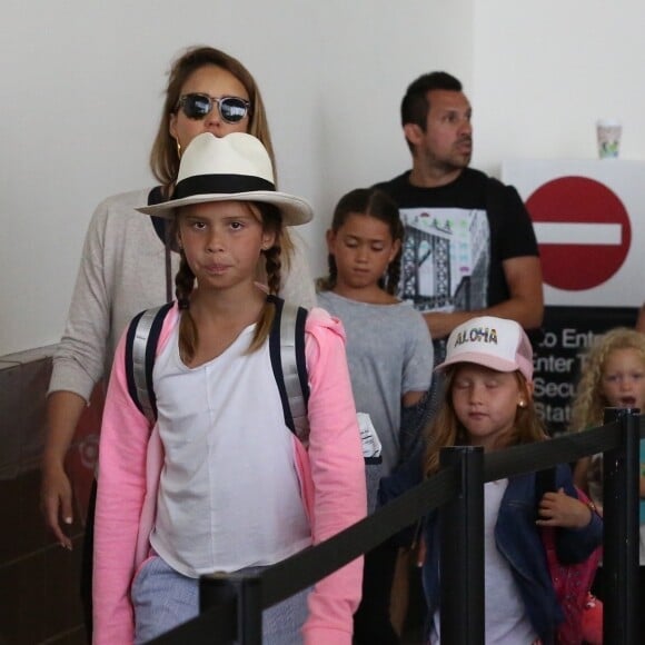 Jessica Alba enceinte arrive avec ses filles Honor et Haven à l'aéroport de LAX à Los Angeles, le 24 juillet 2017 