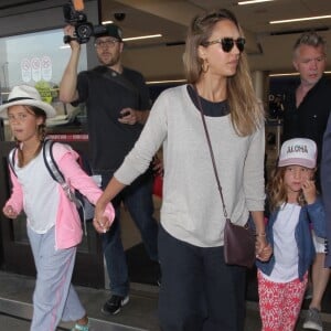 Jessica Alba enceinte arrive avec ses filles Honor et Haven à l'aéroport de LAX à Los Angeles, le 24 juillet 2017 