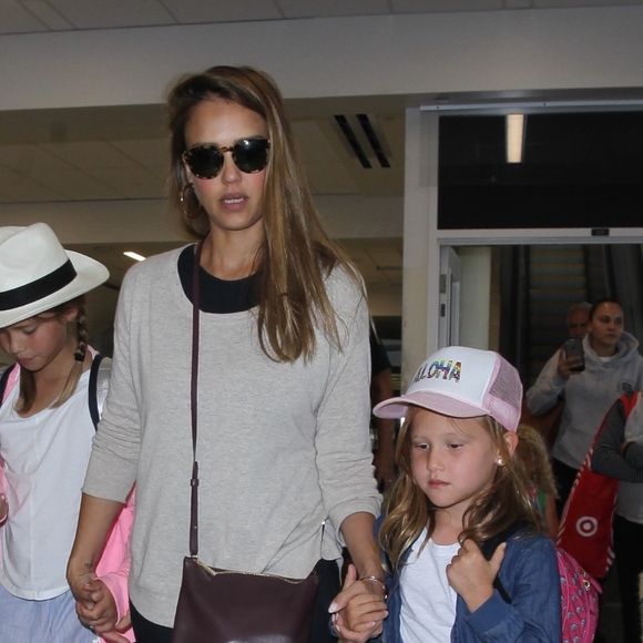 Jessica Alba enceinte arrive avec ses filles Honor et Haven à l'aéroport de LAX à Los Angeles, le 24 juillet 2017 