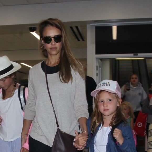 Jessica Alba enceinte arrive avec ses filles Honor et Haven à l'aéroport de LAX à Los Angeles, le 24 juillet 2017 