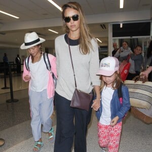 Jessica Alba enceinte arrive avec ses filles Honor et Haven à l'aéroport de LAX à Los Angeles, le 24 juillet 2017 