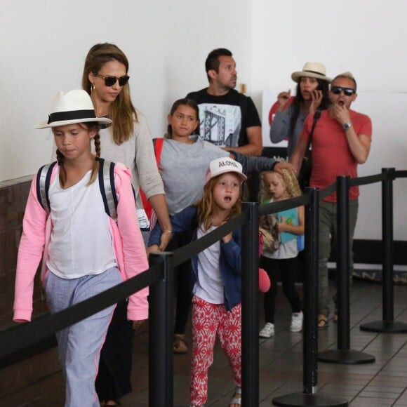 Jessica Alba enceinte arrive avec ses filles Honor et Haven à l'aéroport de LAX à Los Angeles, le 24 juillet 2017 