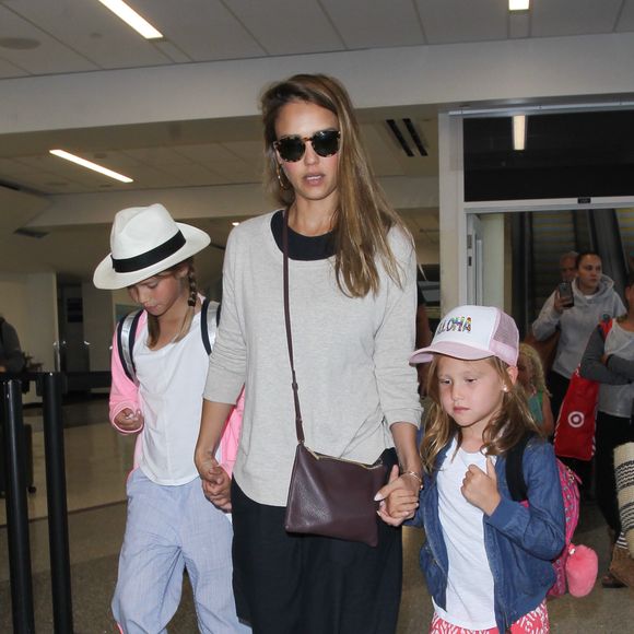 Jessica Alba enceinte arrive avec ses filles Honor et Haven à l'aéroport de LAX à Los Angeles, le 24 juillet 2017 