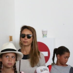 Jessica Alba enceinte arrive avec ses filles Honor et Haven à l'aéroport de LAX à Los Angeles, le 24 juillet 2017 