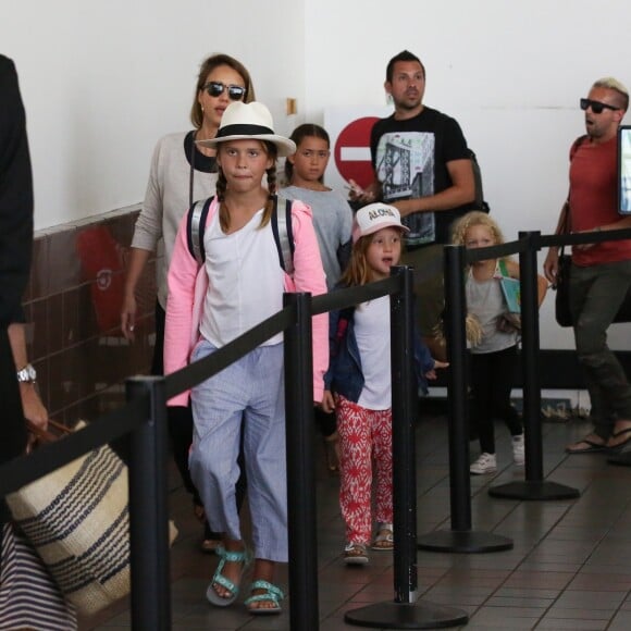 Jessica Alba enceinte arrive avec ses filles Honor et Haven à l'aéroport de LAX à Los Angeles, le 24 juillet 2017 