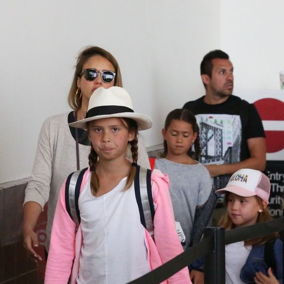 Jessica Alba enceinte arrive avec ses filles Honor et Haven à l'aéroport de LAX à Los Angeles, le 24 juillet 2017 