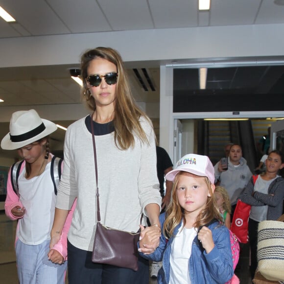 Jessica Alba enceinte arrive avec ses filles Honor et Haven à l'aéroport de LAX à Los Angeles, le 24 juillet 2017 