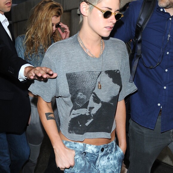 Kristen Stewart et sa compagne Stella Maxwell arrivent à l'aéroport de LAX à Los Angeles. Kristen était dans le même avion que R. Pattinson mais ils ne se sont ni croisés ni parlés... le 7 juillet 2017
