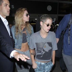 Kristen Stewart et sa compagne Stella Maxwell arrivent à l'aéroport de LAX à Los Angeles. Kristen était dans le même avion que R. Pattinson mais ils ne se sont ni croisés ni parlés... le 7 juillet 2017