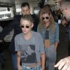 Kristen Stewart et sa compagne Stella Maxwell arrivent à l'aéroport de LAX à Los Angeles. Kristen était dans le même avion que R. Pattinson mais ils ne se sont ni croisés ni parlés... le 7 juillet 2017