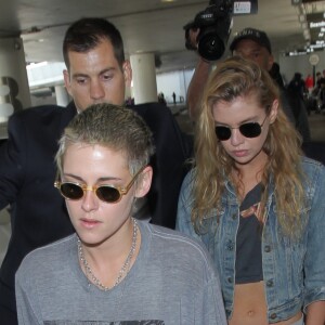 Kristen Stewart et sa compagne Stella Maxwell arrivent à l'aéroport de LAX à Los Angeles. Kristen était dans le même avion que R. Pattinson mais ils ne se sont ni croisés ni parlés... le 7 juillet 2017