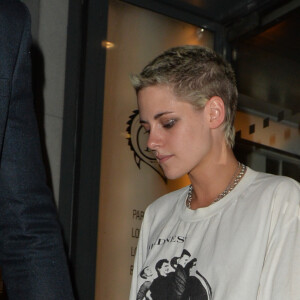 Kristen Stewart et sa compagne Stella Maxwell quittent le dîner "The Row" organisé par les soeurs Olsen chez Caviar Kaspia à Paris le 3 juillet 2017.