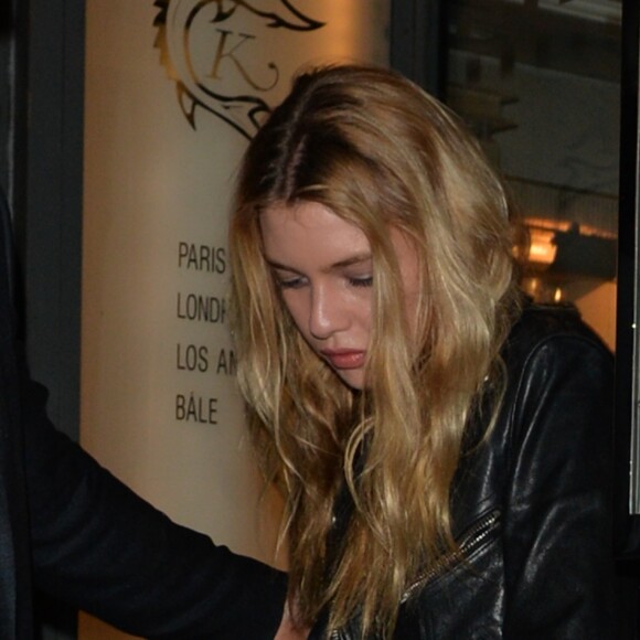 Kristen Stewart et sa compagne Stella Maxwell quittent le dîner "The Row" organisé par les soeurs Olsen chez Caviar Kaspia à Paris le 3 juillet 2017.