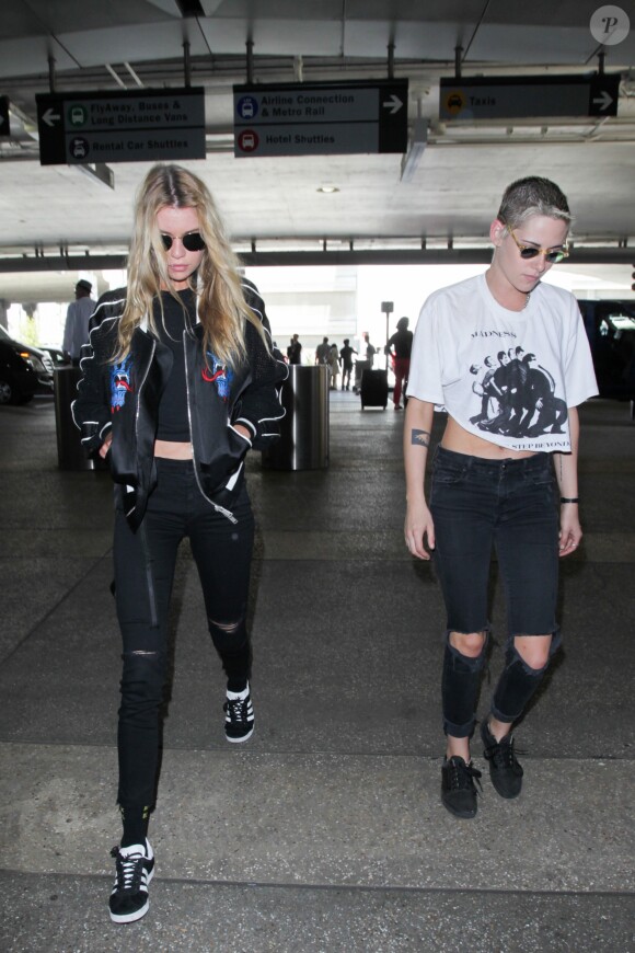 Kristen Stewart et sa compagne Stella Maxwell arrivent à l'aéroport de Los Angeles (LAX), le 29 juin 2017.