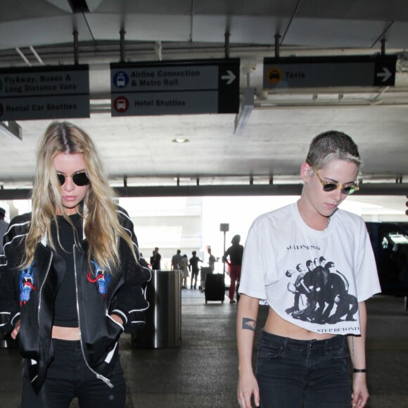 Kristen Stewart et sa compagne Stella Maxwell arrivent à l'aéroport de Los Angeles (LAX), le 29 juin 2017.
