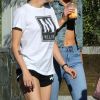 Kristen Stewart se promène avec sa compagne Stella Maxwell dans les rues de West Hollywood. Le 26 juin 2017