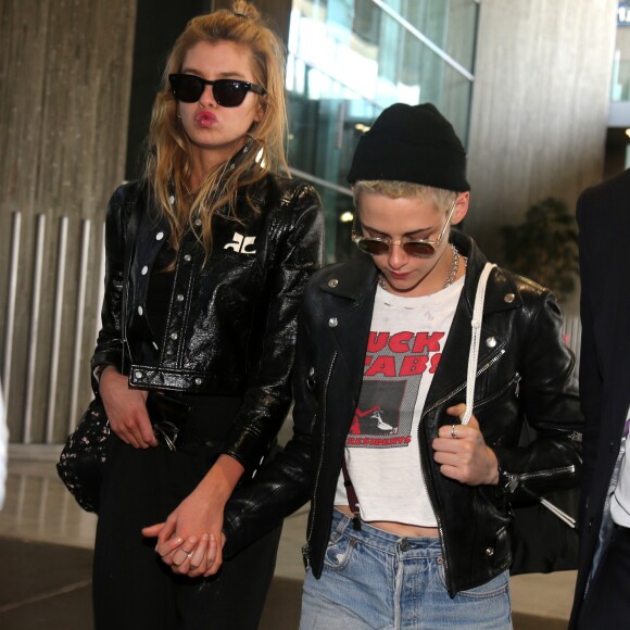 Semi Exclusif - Kristen Stewart et sa compagne Stella Maxwell arrivent à l'aéroport de Orly en provenance de Brives le 16 juin 2017.