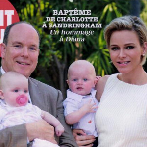 Le prince Albert II et la princesse Charlene de Monaco avec les jumeaux Gabriella et Jacques en couverture du magazine Point de Vue en juin 2015.